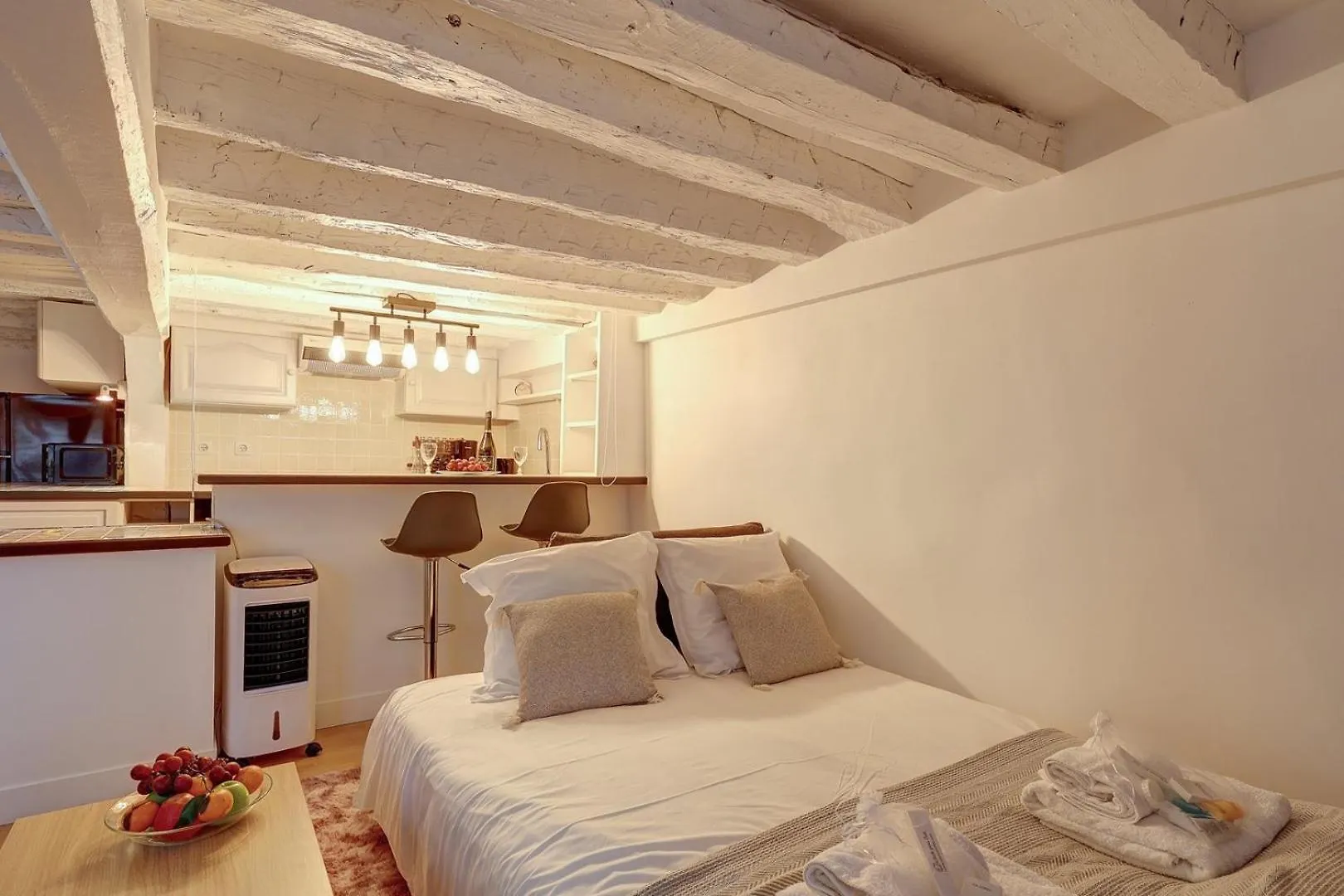 676 Noam - Elegant In * Paris